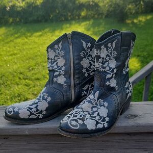 Taos Footwear Privilege Black Floral Embroidered Ankle Boots Size 7-7.5